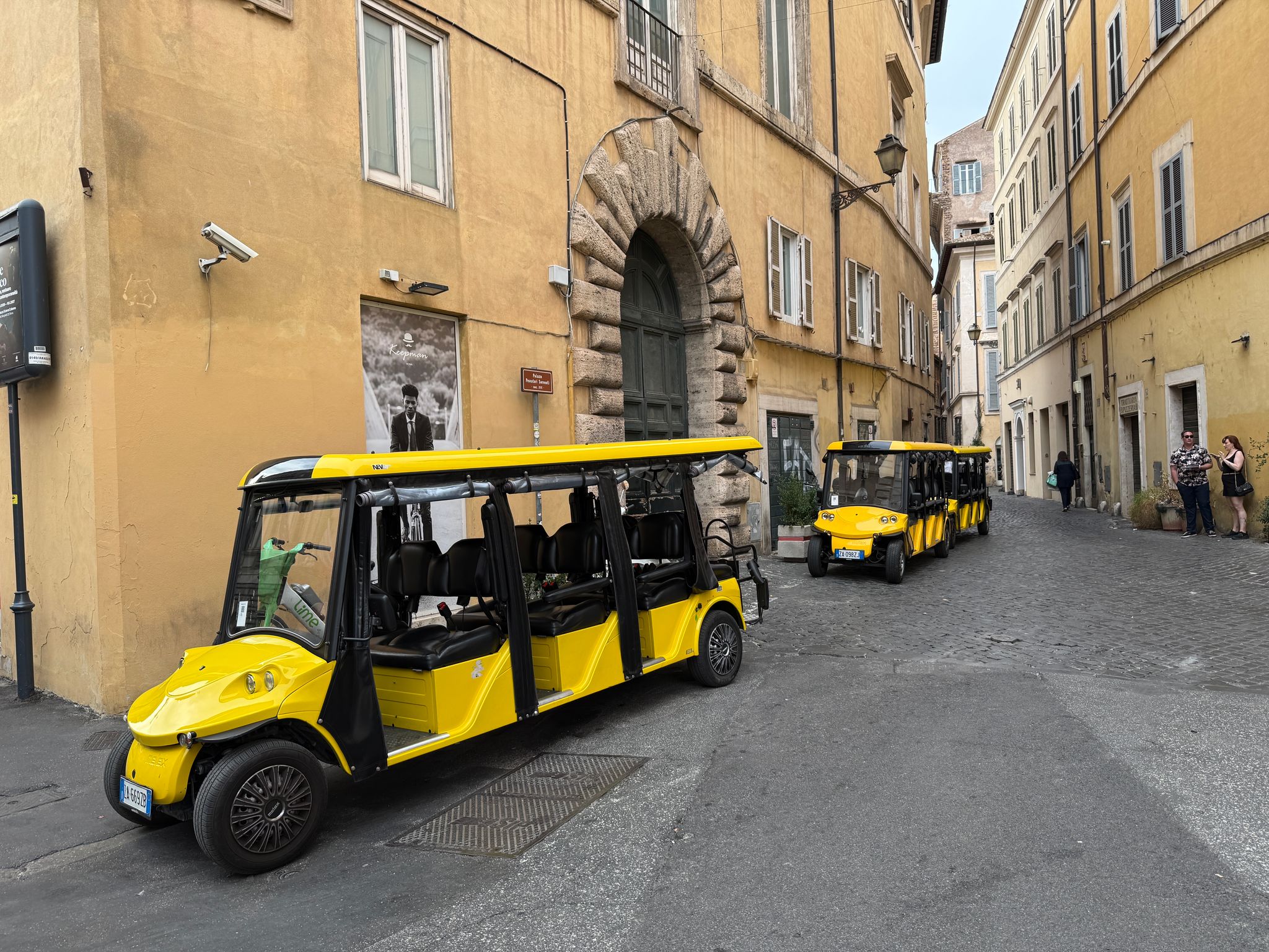 Einsatz von Golfcarts für Stadtrundfahrten in Rom