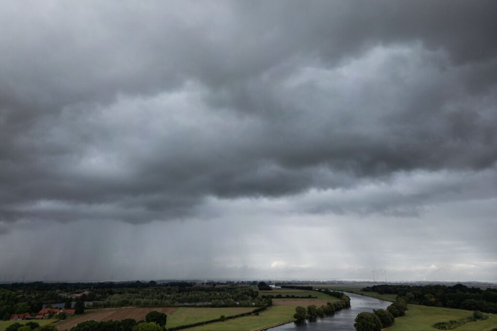 Dunkle Wolken über der Weser