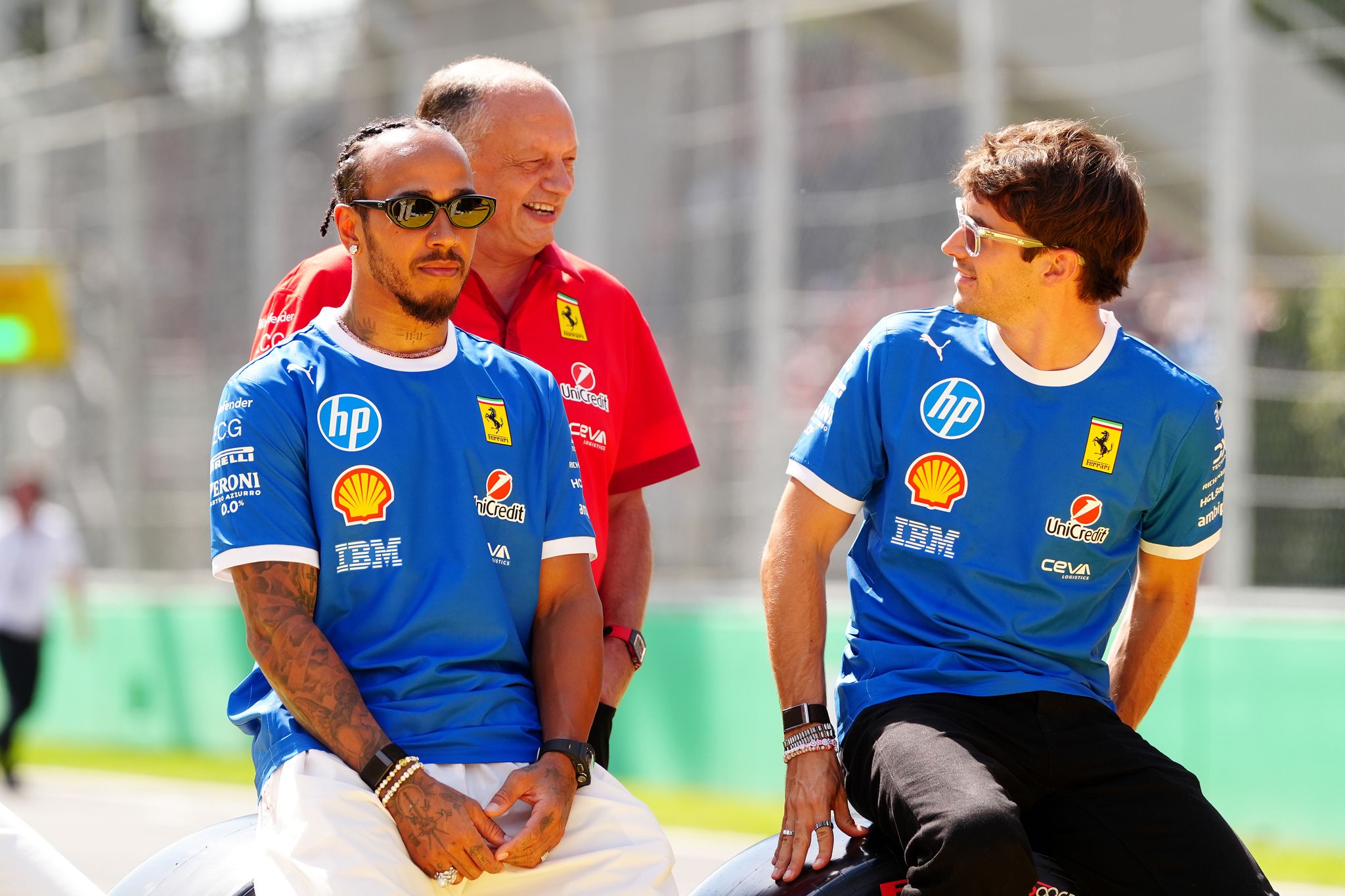 Die beiden Ferrari-Fahrer und ihr Teamchef